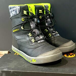 Merrell youth snow boots. Size 3